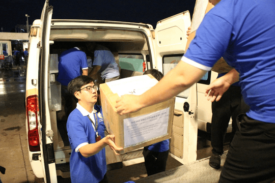 Nhân viên y tế TP.HCM tất bật chuyển túi thuốc cứu trợ miền Bắc