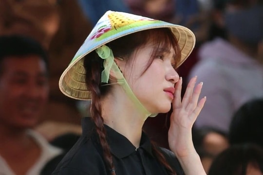 Hòa Minzy xúc động mong muốn nhận nuôi bé gái mất cả gia đình trong trận lũ tại làng Nủ