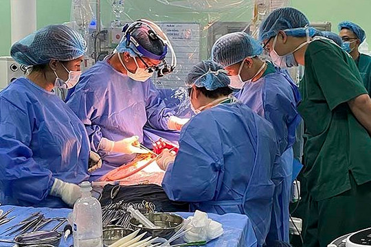 Bé trai 8 tuổi hồi sinh nhờ ca ghép thận phức tạp