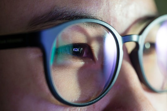 Nhìn màn hình tại văn phòng đến "xanh... mắt"!