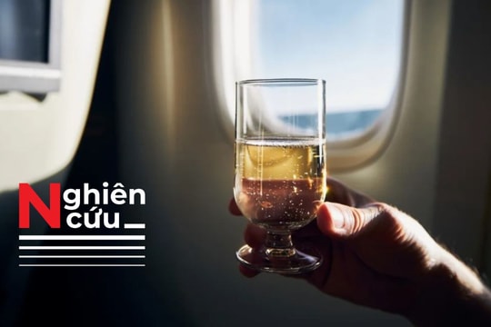 Nghiên cứu: Uống rượu trên máy bay có thể làm tăng nguy cơ mắc bệnh tim mạch