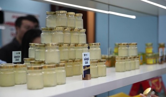 Sản xuất nước yến giả hàng loạt, thích tem nhãn mác gì dán vào sau