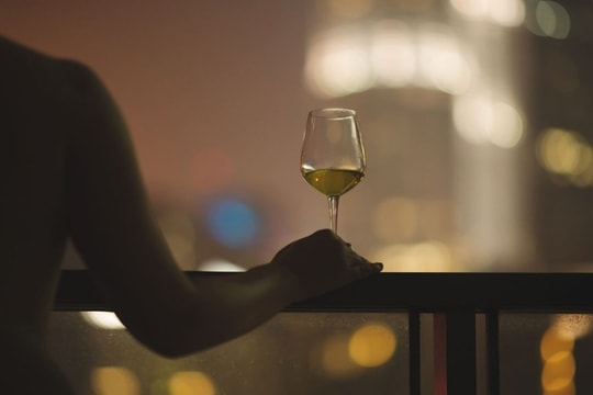 Rượu - Từ “trợ thủ” hóa “thủ phạm” gây rối loạn giấc ngủ