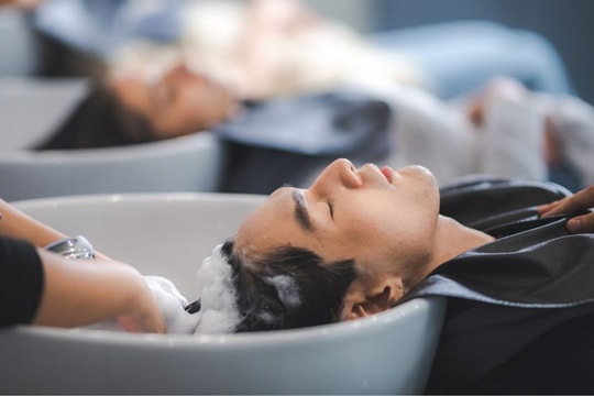 Chuyên gia cảnh báo: Cẩn trọng đột quỵ khi gội đầu tại salon dịp Tết này!
