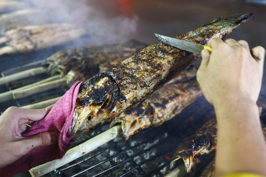 Vì sao cúng vía Thần Tài luôn có cá lóc nướng?