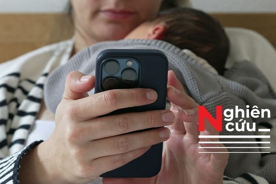 Trẻ dễ tiếp cận 'nội dung người lớn' khi cha mẹ thích sử dụng điện thoại