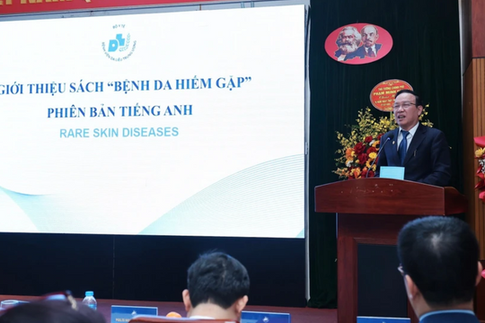 Bác sĩ Việt Nam mang cuốn sách về điều trị bệnh hiếm ra quốc tế