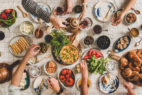 Báo cáo Hạnh phúc Thế giới 2025: Bữa ăn chung quây quần chính là chìa khóa