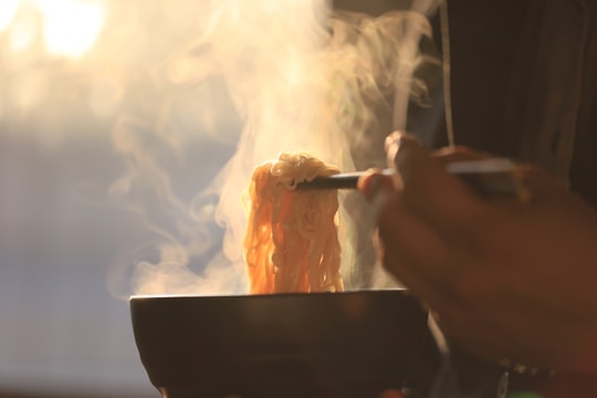 Thói quen 'nóng hổi vừa thổi vừa ăn' có thể dẫn đến ung thư thực quản