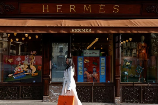 Động thái mới nhất của các “ông lớn” ngành thời trang Hermès, Prada và Valentino