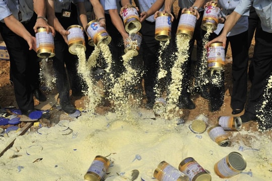 Nhìn lại vụ sữa giả ảnh hưởng 300.000 trẻ em tại Trung Quốc năm 2008