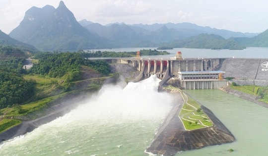 Khôi phục cấp điện trở lại cho 2,67 triệu hộ dân bị ảnh hưởng bởi bão số 10