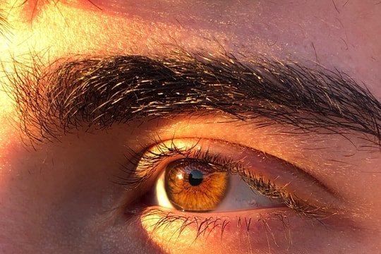 Trào lưu TikTok khiến nam giới cạo lông mi liệu có nên hay không?