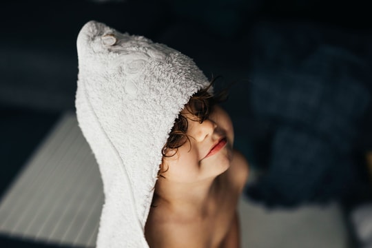 Ngoài đột quỵ, đây là lí do bạn nên cân nhắc giữa tắm sáng hay tối