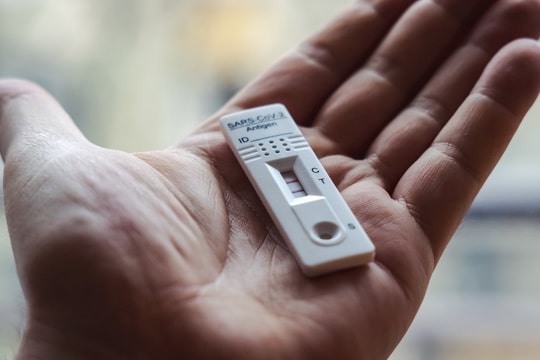 Nếu mắc COVID-19 thời điểm này, bạn nên làm gì?