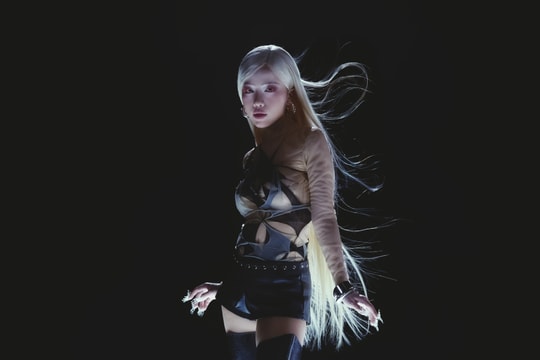 Phùng Khánh Linh mạo hiểm