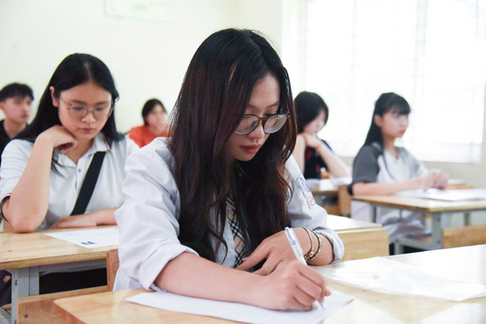 Đề Ngữ văn 2025: "Vùng trời quê hương nào cũng là bầu trời Tổ quốc"