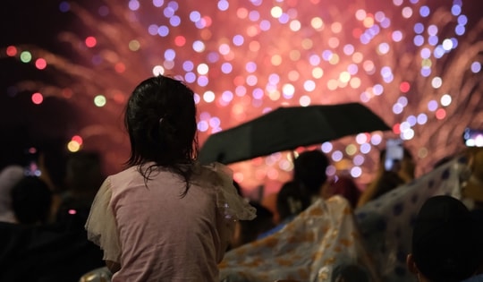 Đội mưa xem Hàn Quốc và Ý tranh tài pháo hoa trên sông Hàn