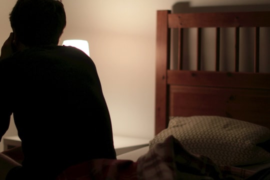 Vì sao bạn buồn ngủ trên ghế nhưng lại tỉnh táo khi lên giường?