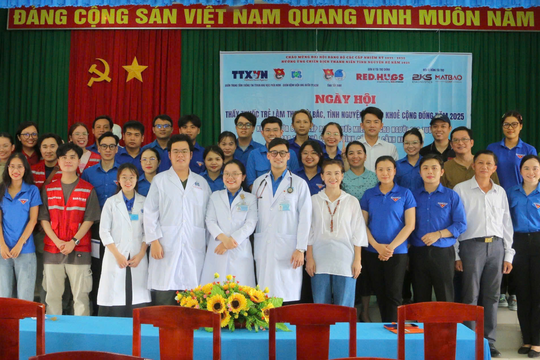 "Red Hugs - Vòng Tay Ấm" đồng hành khám bệnh miễn phí và tặng quà cho người cao tuổi, gia đình có hoàn cảnh khó khăn tại Tây Ninh