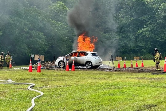 Vì sao đám cháy từ xe điện lại khó dập và nguy hiểm?