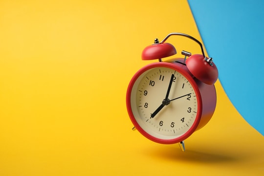 Vì sao bạn có thể thức dậy ngay trước khi báo thức reo?