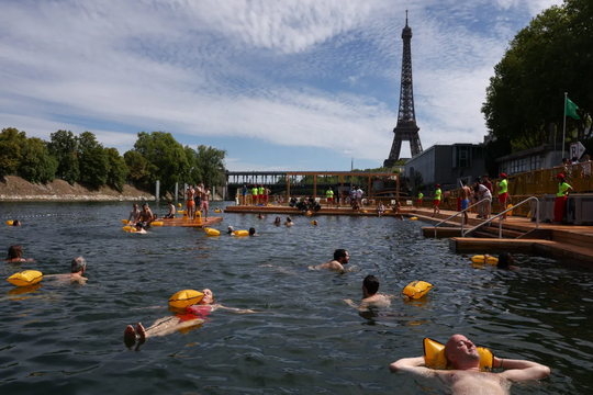 Sau 100 năm ô nhiễm, người dân Paris một lần nữa được bơi dưới sông Seine
