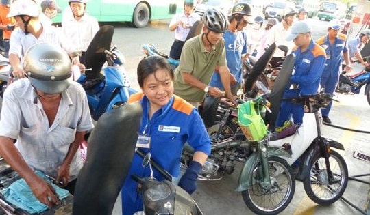 Giá xăng dầu đồng loạt giảm, RON95 xuống dưới mốc 20.000 đồng/lít