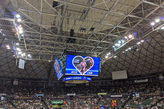 Tất tần tật về "văn hóa" Kiss Cam - Từ bất ngờ đến khó đỡ