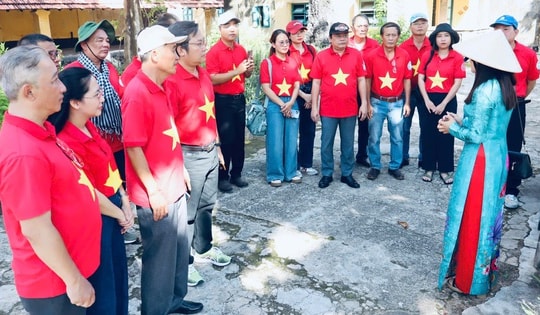 Hình ảnh Chi bộ Tòa soạn Báo Người Lao Động về nguồn tại Côn Đảo