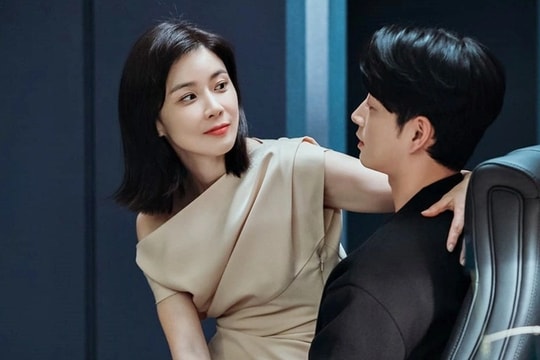 Vừa bán xe trả nợ cho vợ, tôi cay đắng phát hiện thứ vợ giấu trong ngăn bàn