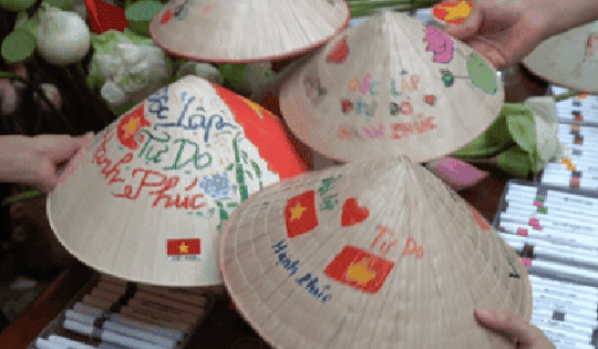 VIDEO: Workshop vẽ nón lá giá 30.000 đồng thu hút giới trẻ dịp lễ Quốc khánh