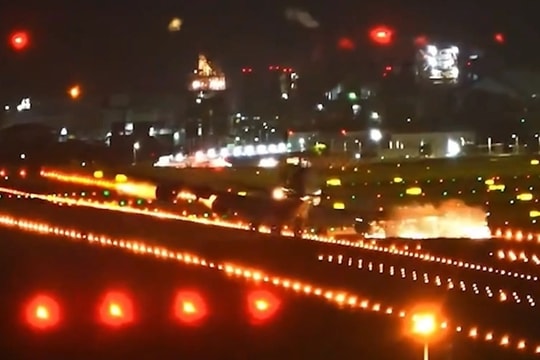 Máy bay chao đảo giữa bão, bắn tia lửa khi cánh quẹt vào đường băng