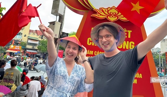 Tháng 8 rộn ràng, tiêu dùng và du lịch khởi sắc