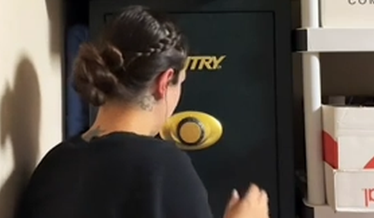 Người cha qua đời để lại két sắt, 14 năm sau con gái mới mở được vì lý do này