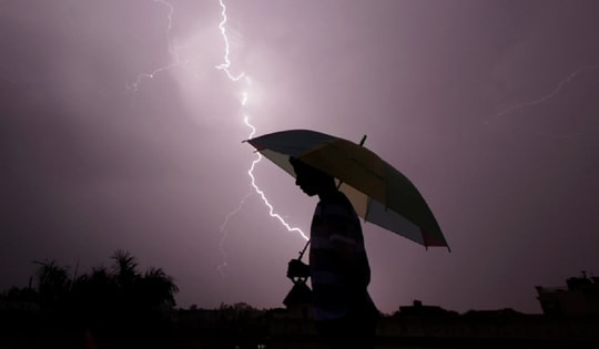 Đang trên đường về nhà, 3 học sinh tử vong khi bị sét đánh trúng