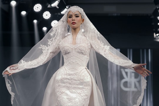 Hoa hậu Kỳ Duyên đẹp như công nương khi diện váy cưới trên sàn diễn