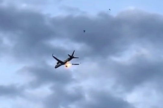 Máy bay chở 273 người từ Hy Lạp bất ngờ bốc cháy ngùn ngụt giữa không trung