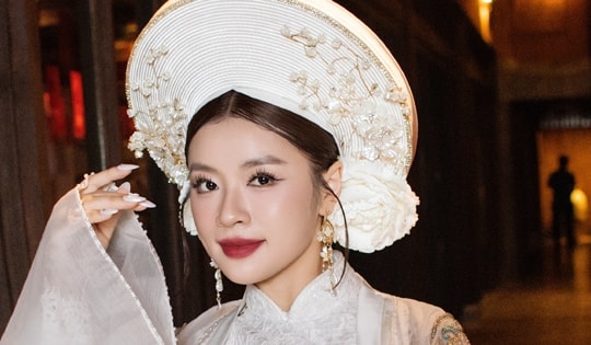 Sao Mai Nguyễn Thu Hằng biến hóa với tạo hình áo dài độc đáo trên sân khấu