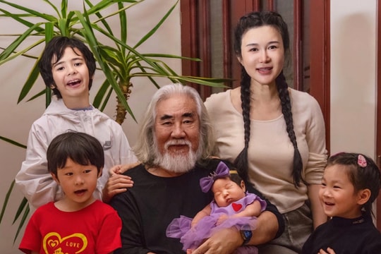 Đạo diễn 'Thiên long bát bộ' U80 bán hàng online, cưng chiều bà xã kém 31 tuổi