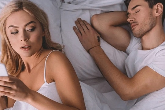 Tôi choáng váng khi nhìn thấy cách chồng lưu tên mình trong điện thoại