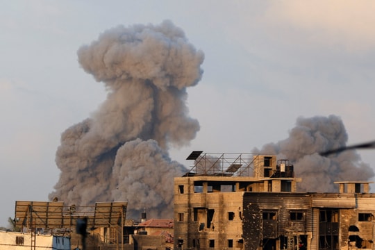 Thành phố Gaza liên tục bị pháo kích, người dân chật vật tìm nơi trú ẩn