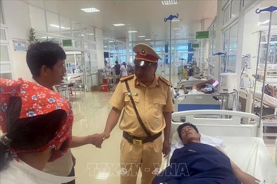 Cảnh sát giao thông hỗ trợ, đưa nạn nhân bị rắn cắn đến bệnh viện cấp cứu