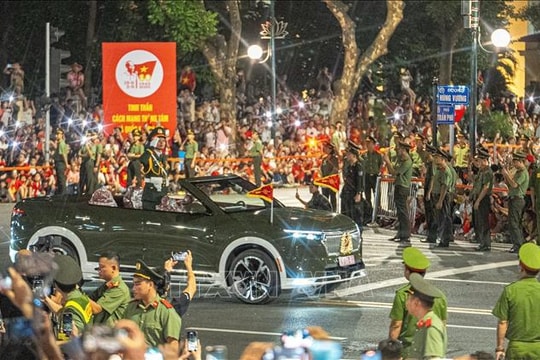 Người dân chào đón các khối tổng hợp luyện diễu binh, diễu hành lần thứ nhất của sự kiện A80