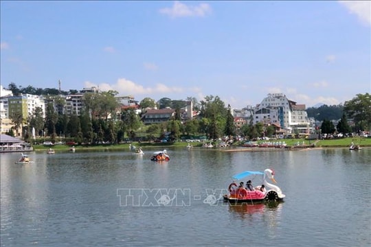 Cho phép xe đạp nước trên hồ Xuân Hương - Đà Lạt hoạt động trở lại