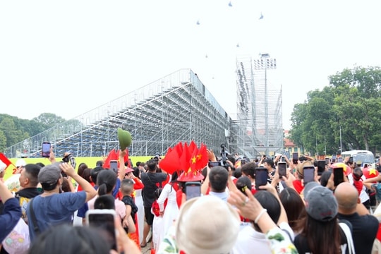 Khách Tây phấn khích xem trực thăng bay ở Hà Nội: "Việt Nam quá tuyệt vời"