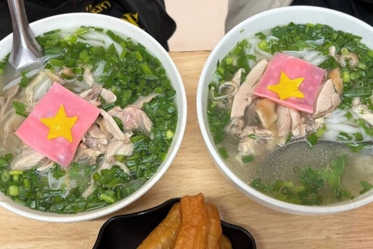 Quán phở gà “yêu nước” gây sốt dịp Quốc khánh 2/9 ở Hà Nội