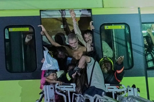 Tàu chở 582 khách bị ngắt điện dưới mưa, hàng chục người ngạt thở cầu cứu