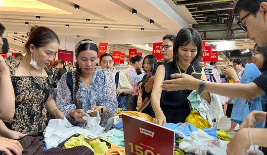 Lần đầu tiên khuyến mãi hàng hiệu tại ga Metro Bến Thành