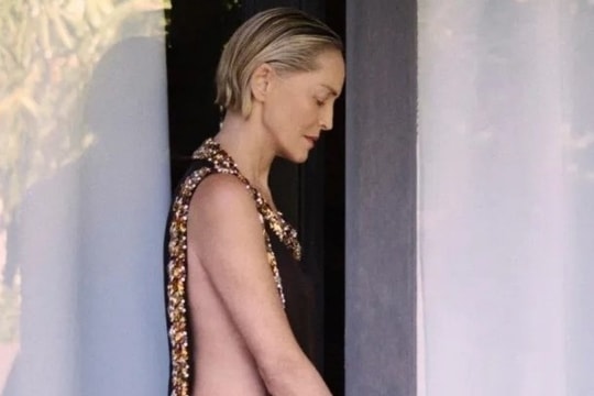 Minh tinh 'Bản năng gốc' hở bạo